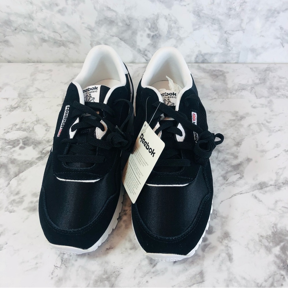 NWT Reebok Classic Nylon  Junior  Running Sneakers  Black/White Size 5 .